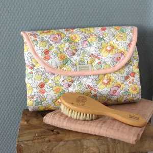 Barnabe aime le café Changing Pad Suzie